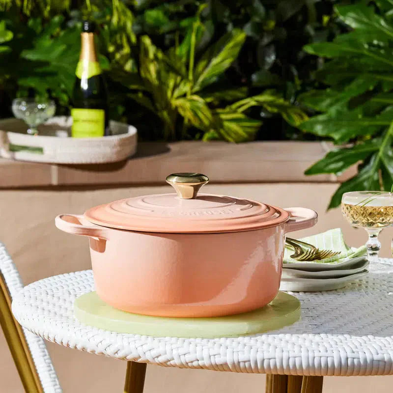 Panela Le Creuset Redonda Signature Peche com Pegador Dourado 2,4L 20cm