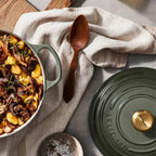 Panela Le Creuset Redonda Signature Thyme com Pegador Dourado 4,2L 24cm