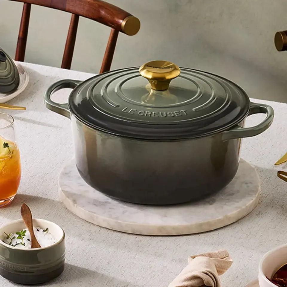 Panela Le Creuset Redonda Signature Thyme com Pegador Dourado 4,2L 24cm