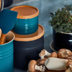 Pote Cerâmica com Tampa de Madeira Scandinavia Azul Caribe 420ml Le Creuset