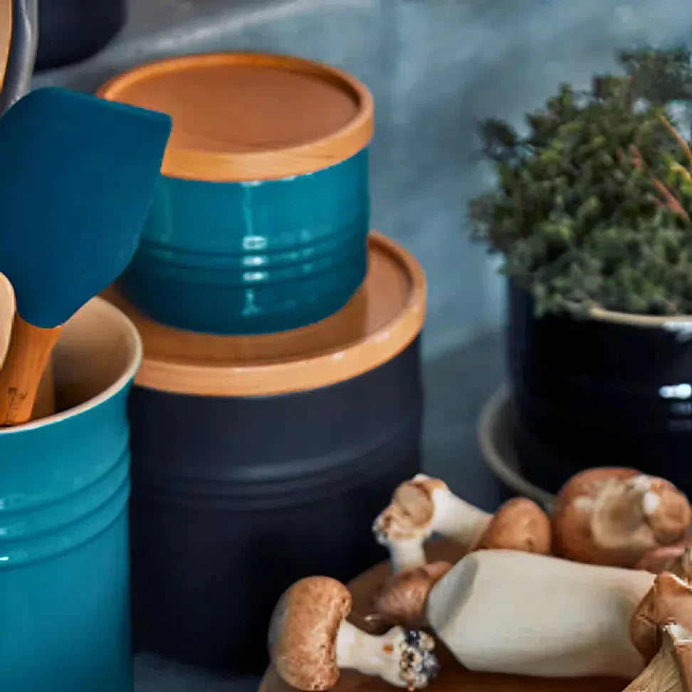 Pote Cerâmica com Tampa de Madeira Scandinavia Azul Caribe 420ml Le Creuset