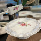 Prato para Bolo com Pé e Espátula New Bone China Mon Cheri 26x10,5cm L'Hermitage