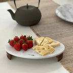 Tábua Oval para Aperitivos Mármore Branco Pés de Madeira 5x30x25cm Linha Refúgio