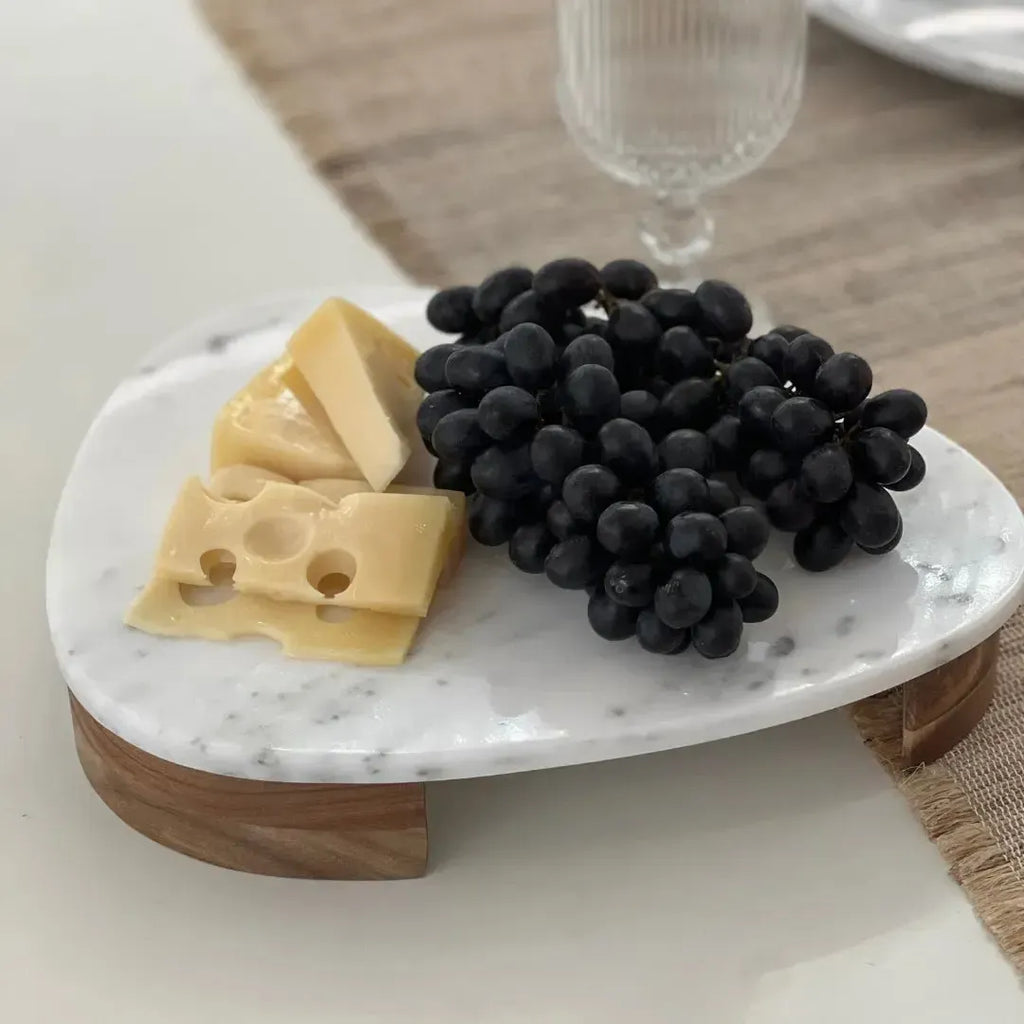 Tábua Oval para Aperitivos Mármore Branco Pés de Madeira 5x30x25cm Linha Refúgio
