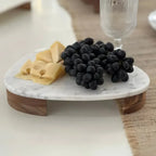 Tábua Oval para Aperitivos Mármore Branco Pés de Madeira 5x30x25cm Linha Refúgio
