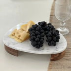 Tábua Oval para Aperitivos Mármore Branco Pés de Madeira 5x30x25cm Linha Refúgio