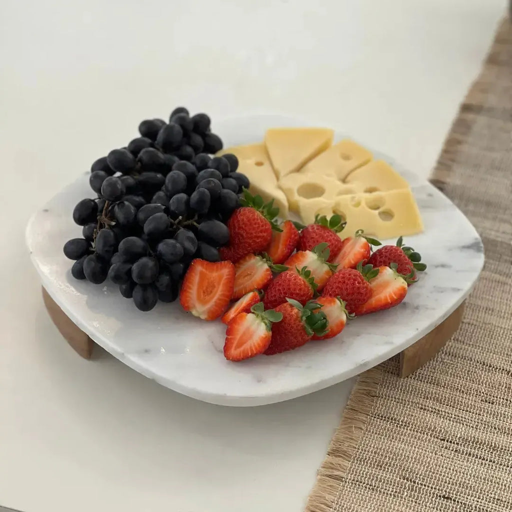 Tábua Quadrada para Aperitivos Mármore Branco Pés de Madeira 5x30x30cm Linha Refúgio