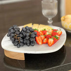 Tábua Quadrada para Aperitivos Mármore Branco Pés de Madeira 5x30x30cm Linha Refúgio