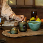 Vela Voluspa Copo de Vidro Clássico Temple Moss 60 Horas