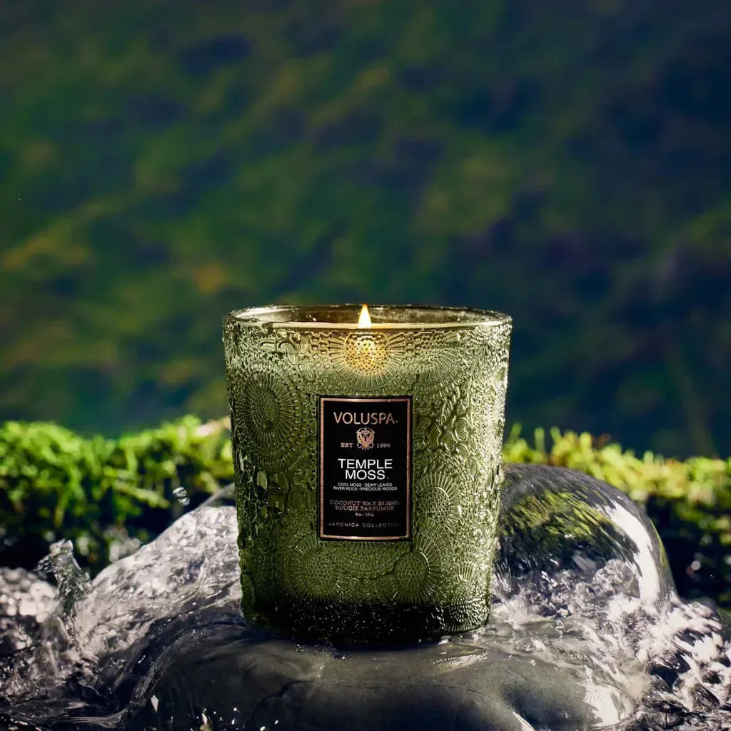 Vela Voluspa Copo de Vidro Clássico Temple Moss 60 Horas