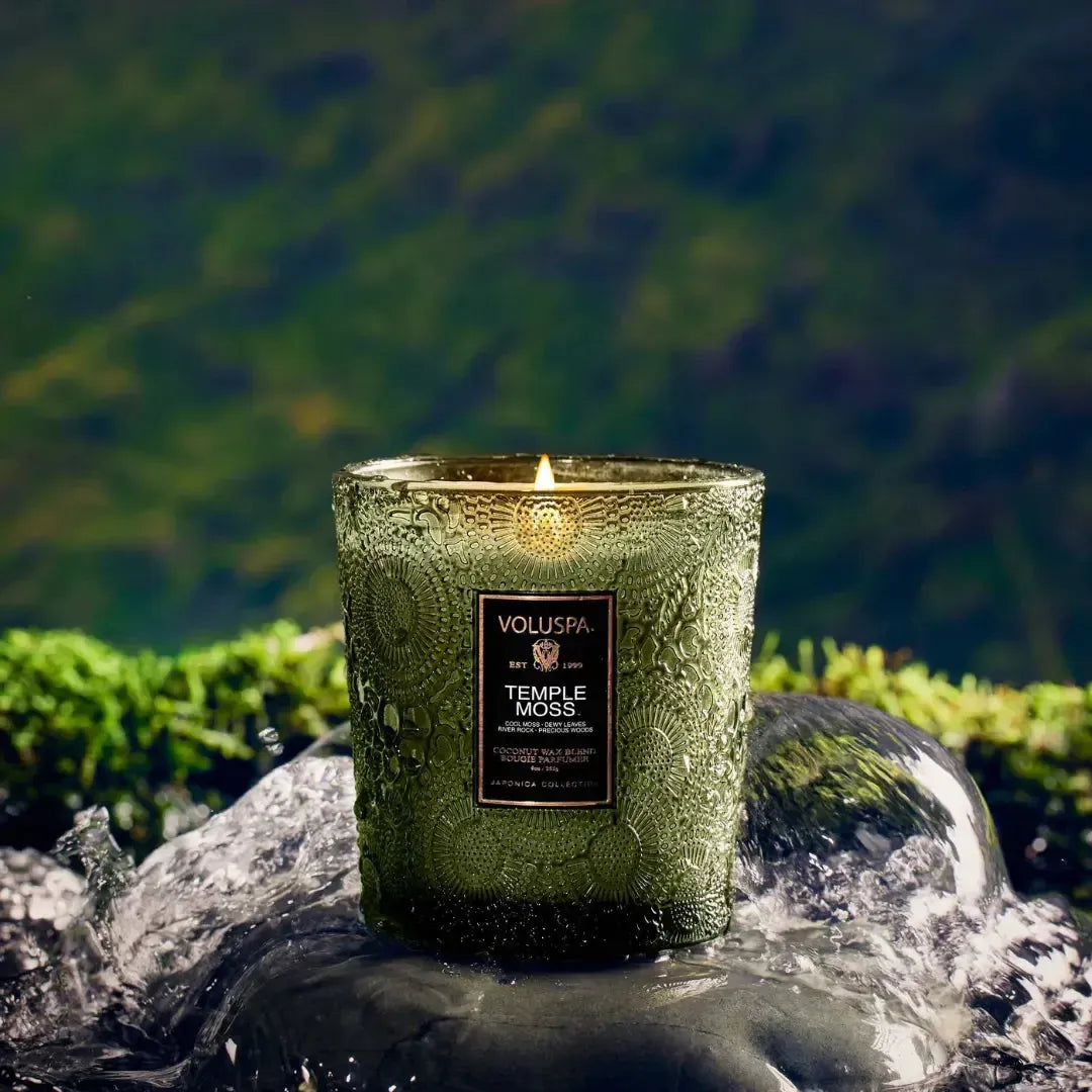 Vela Voluspa Copo de Vidro Clássico Temple Moss 60 Horas