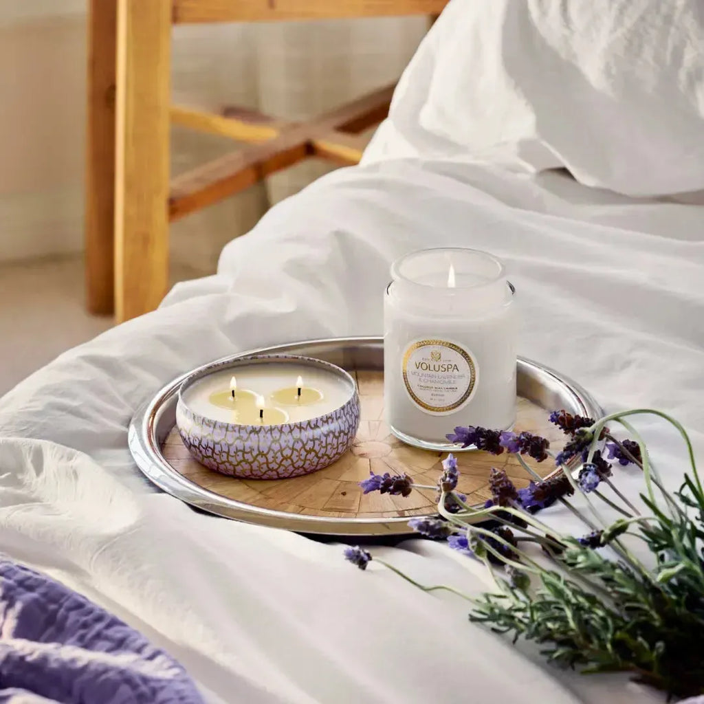 Vela Voluspa Lata 3 Pavios Mountain Lavender e Chamomile 60 Horas