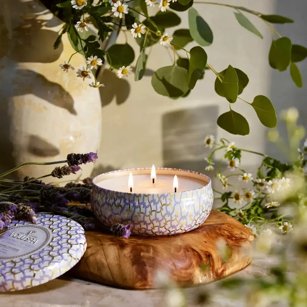 Vela Voluspa Lata 3 Pavios Mountain Lavender e Chamomile 60 Horas