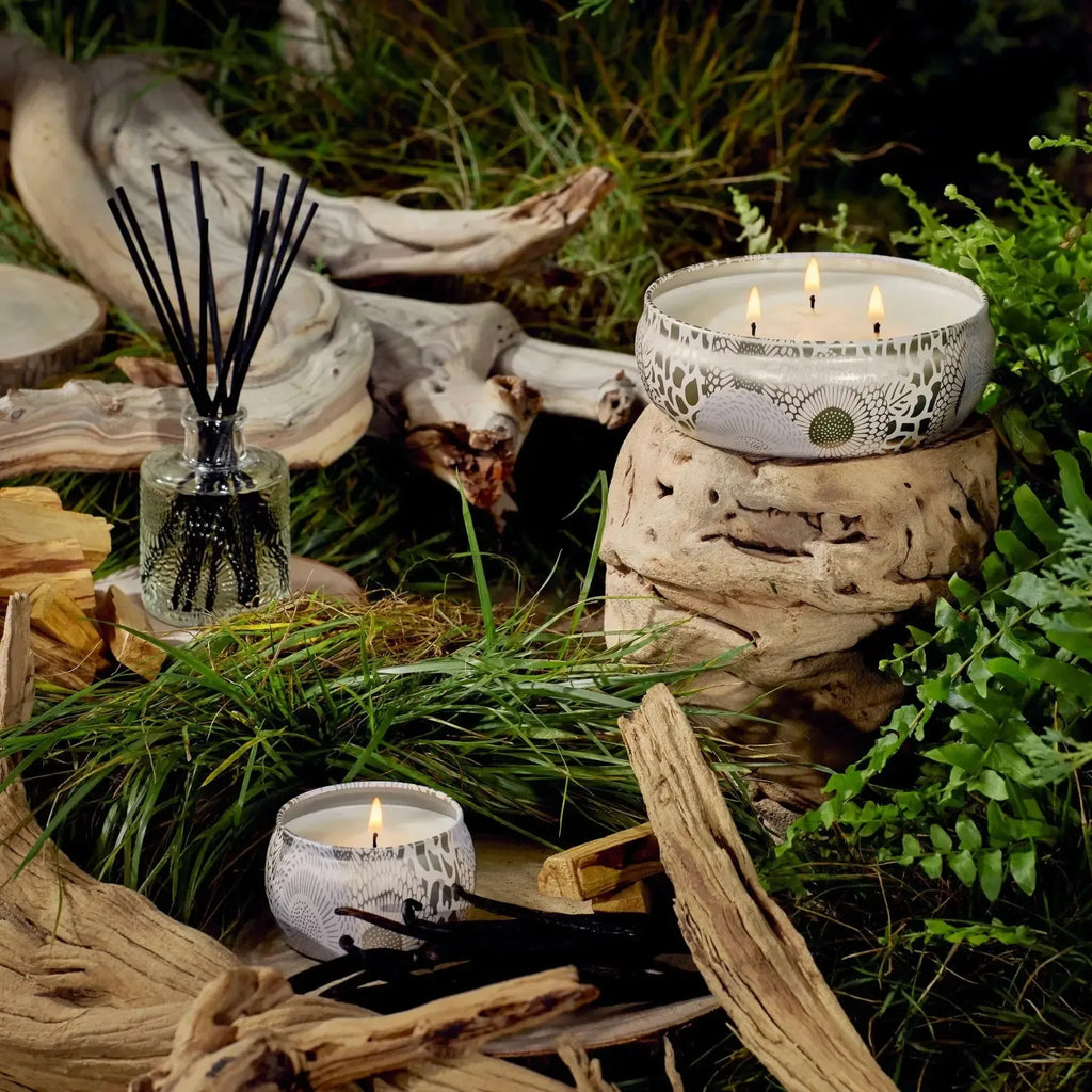 Vela Voluspa Lata 3 Pavios Relevo Santal Vanille 60 Horas