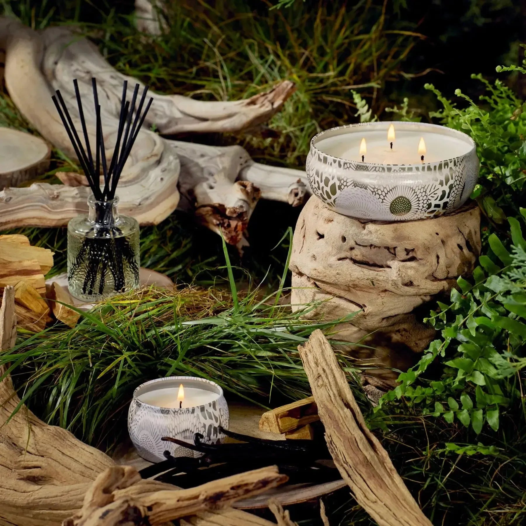 Vela Voluspa Lata 3 Pavios Relevo Santal Vanille 60 Horas
