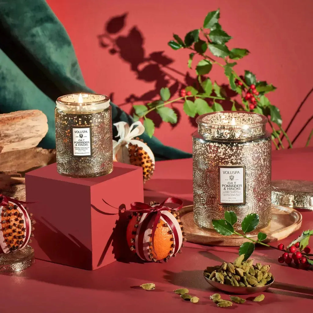 Vela Voluspa Pote com Tampa de Vidro Grande Gilt Pomander E Hinoki 100 Horas