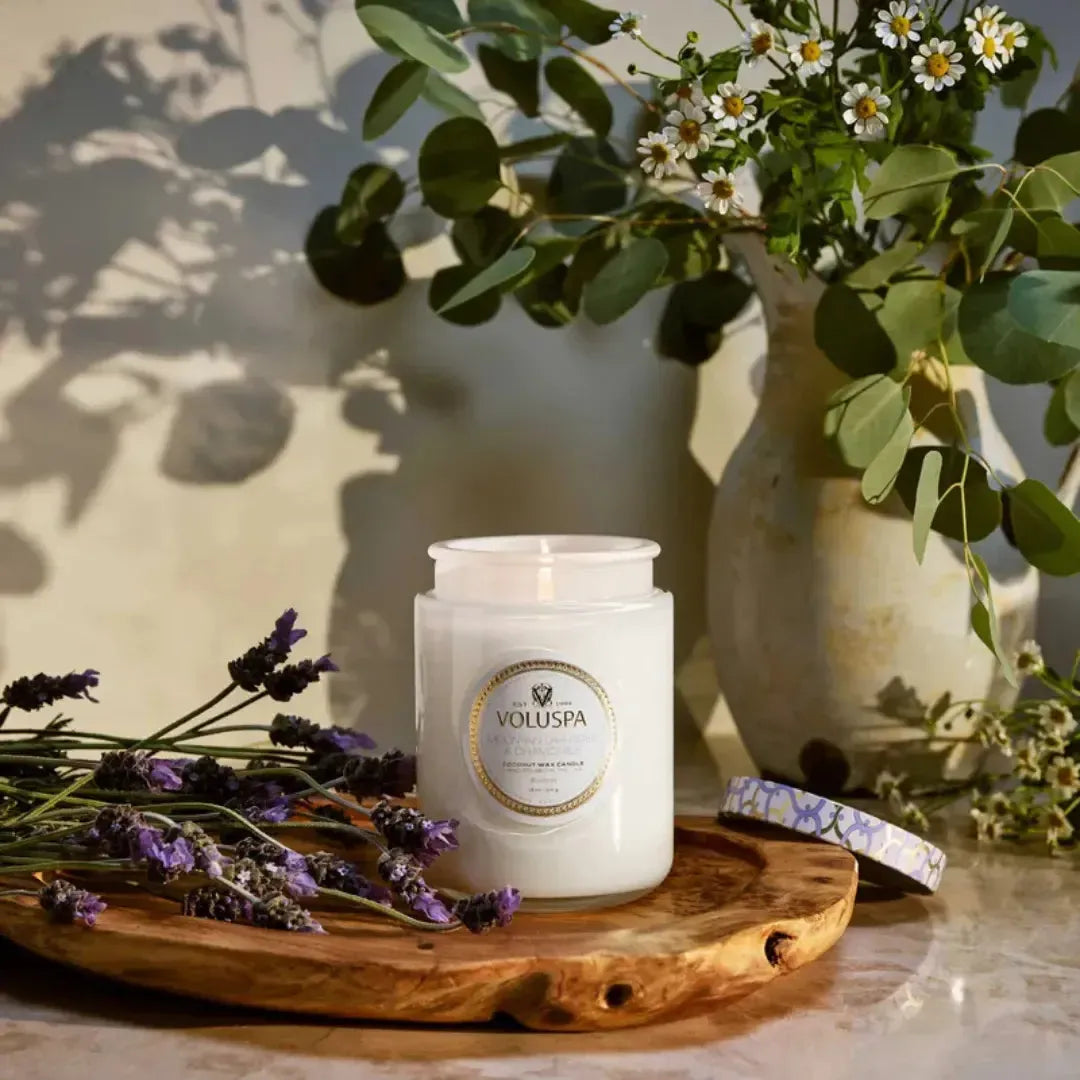 Vela Voluspa Pote de Vidro Grande Mountain Lavender e Chamomile 100 Horas