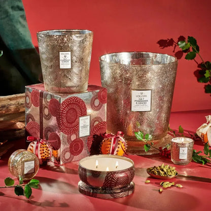 Vela Voluspa Vaso Pedestal 3 Pavios Gilt Pomander e Hinoki 80 Horas