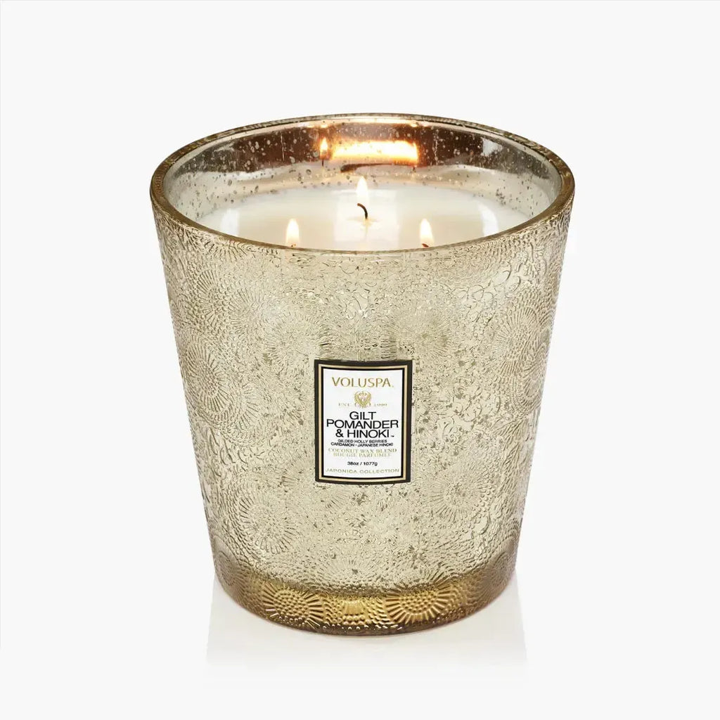 Vela Voluspa Vaso Pedestal 3 Pavios Gilt Pomander e Hinoki 80 Horas