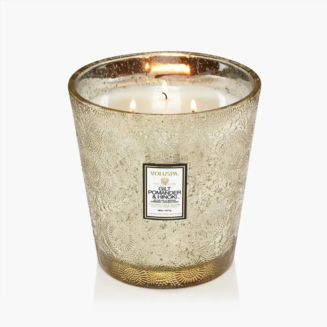 Vela Voluspa Vaso Pedestal 3 Pavios Gilt Pomander e Hinoki 80 Horas