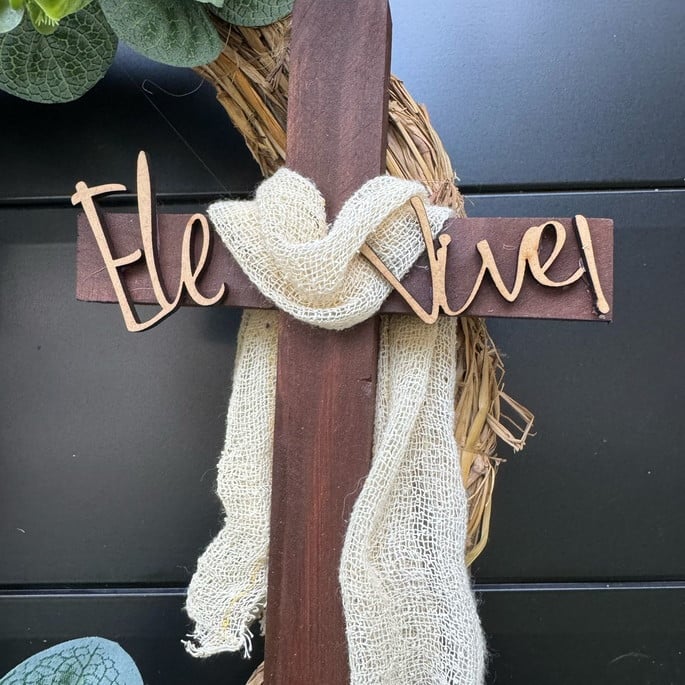 Guirlanda de Páscoa Cruz Ele Vive Cristã Cristo Vive 50cm